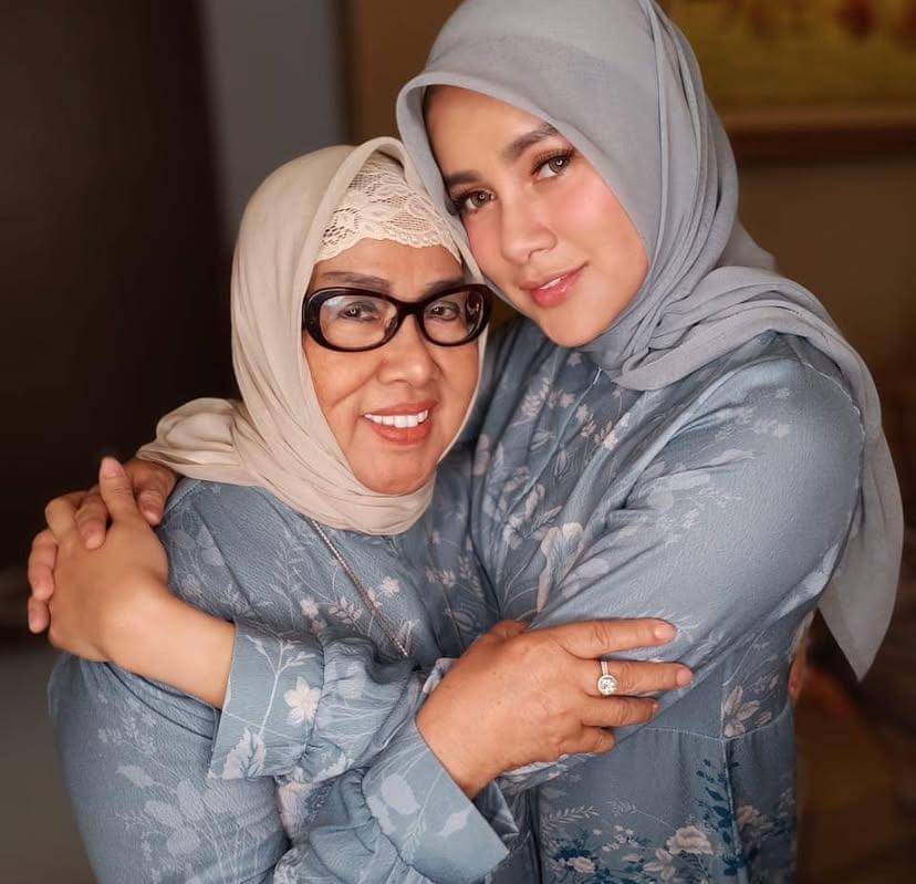 potret kenangan Olla Ramlan dan ibunya yang meninggal dunia
