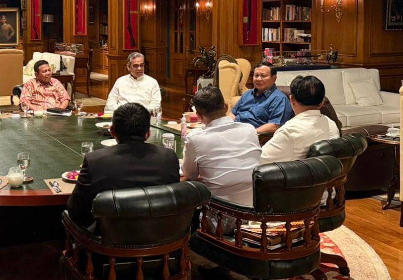 Presiden Prabowo Subianto melakukan pertemuan dengan Ketua MPR RI, Ahmad Muzani dan sejumlah anggota Kabinet Merah Putih, di kediaman pribadinya, Hambalang, Bogor, pada Sabtu (11/10/2025) malam (dok. Sekretariat Presiden)
