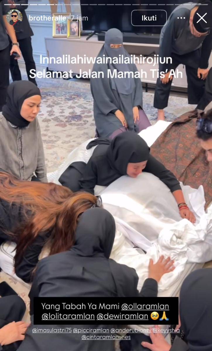 potret pemakaman ibunda Olla Ramlan