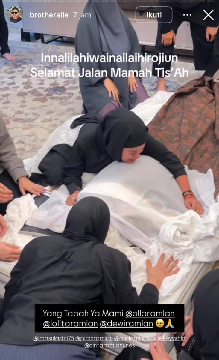 potret pemakaman ibunda Olla Ramlan