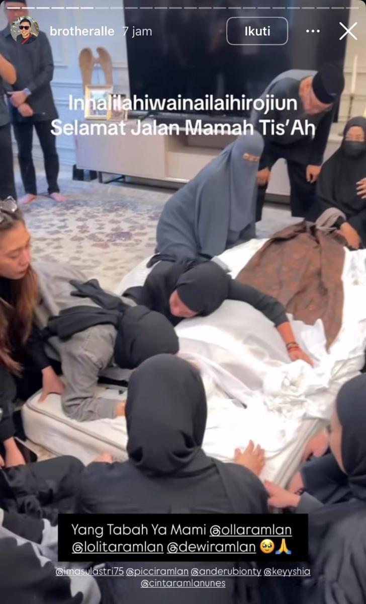 potret pemakaman ibunda Olla Ramlan