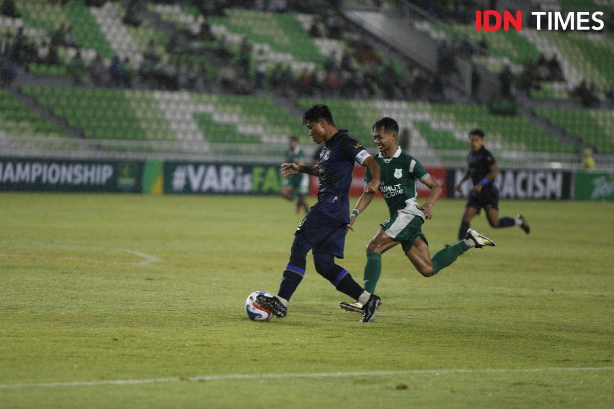 Duel pemain PSMS dan Persikad di Stadion Utama Sumut, Sabtu (11/10/2025) (IDN Times/Doni Hermawan)