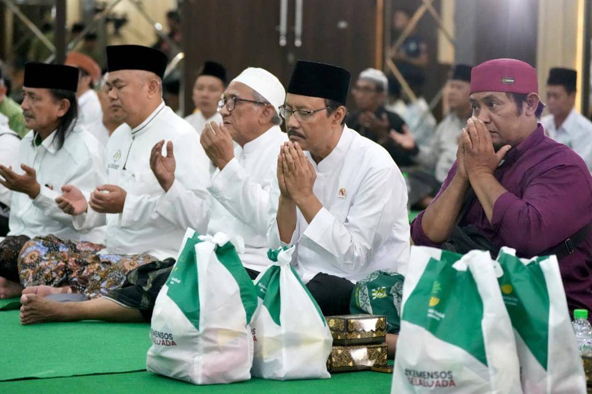 Kemensos beri santunan dan pemberdayaan untuk korban runtuhnya gedung Ponpes Al-Khoziny di Aula KH. Hasyim Asy’ari PWNU Jawa Timur, pada Sabtu (11/10/2025). (Dok. Kemensos).