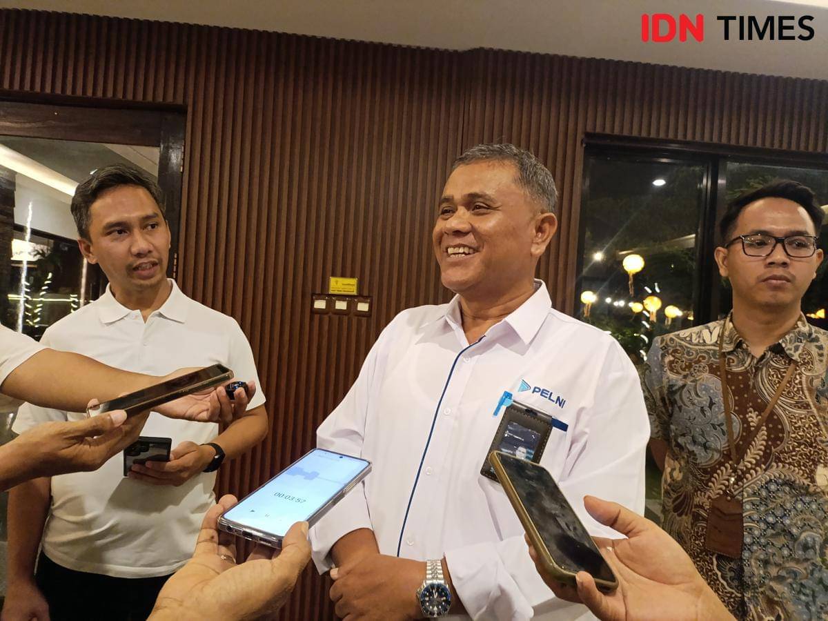 Kepala PT Pelni Cabang Kupang, Selamat Yanuardi, (kanan) saat diwawancarai di Kupang.