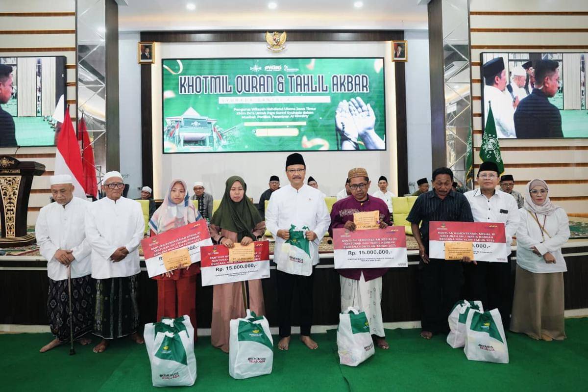 Kemensos beri santunan dan pemberdayaan untuk korban runtuhnya gedung Ponpes Al-Khoziny di Aula KH. Hasyim Asy’ari PWNU Jawa Timur, pada Sabtu (11/10/2025). (Dok. Kemensos).