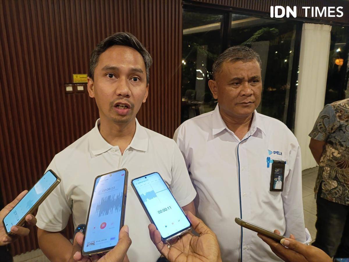 Manajer Komunikasi Korporasi PT Pelni (Persero), Ditto Pappilanda, (kiri) dan Kepala PT Pelni Cabang Kupang, Selamat Yanuardi, (kanan). 