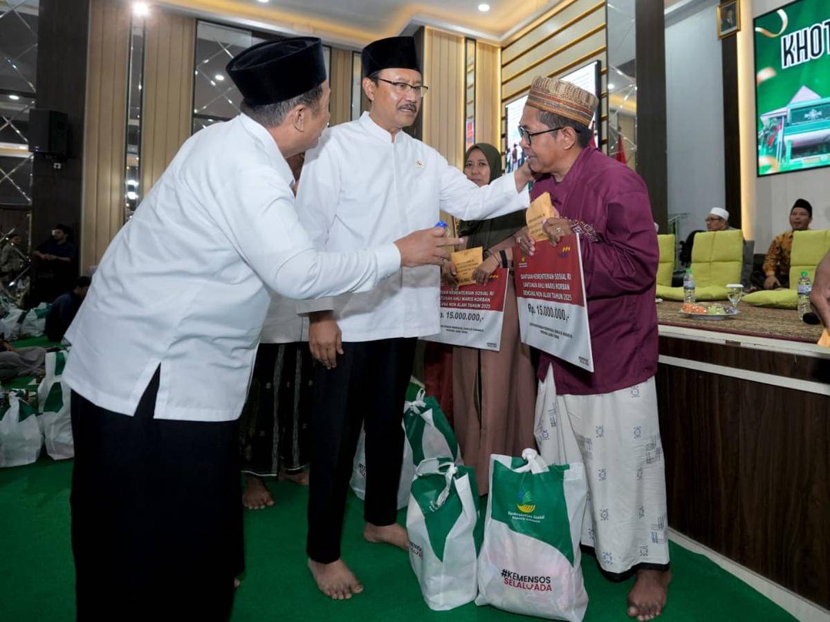 Kemensos beri santunan dan pemberdayaan untuk korban runtuhnya gedung Ponpes Al-Khoziny di Aula KH. Hasyim Asy’ari PWNU Jawa Timur, pada Sabtu (11/10/2025). (Dok. Kemensos).