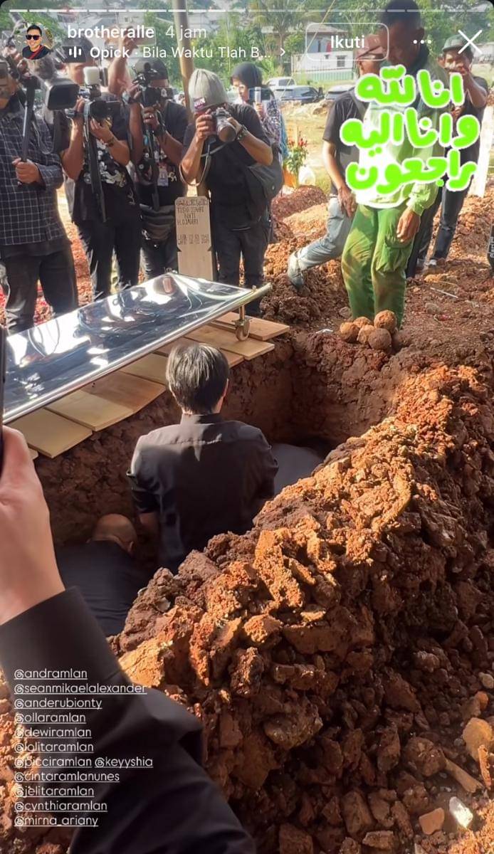 potret pemakaman ibunda Olla Ramlan