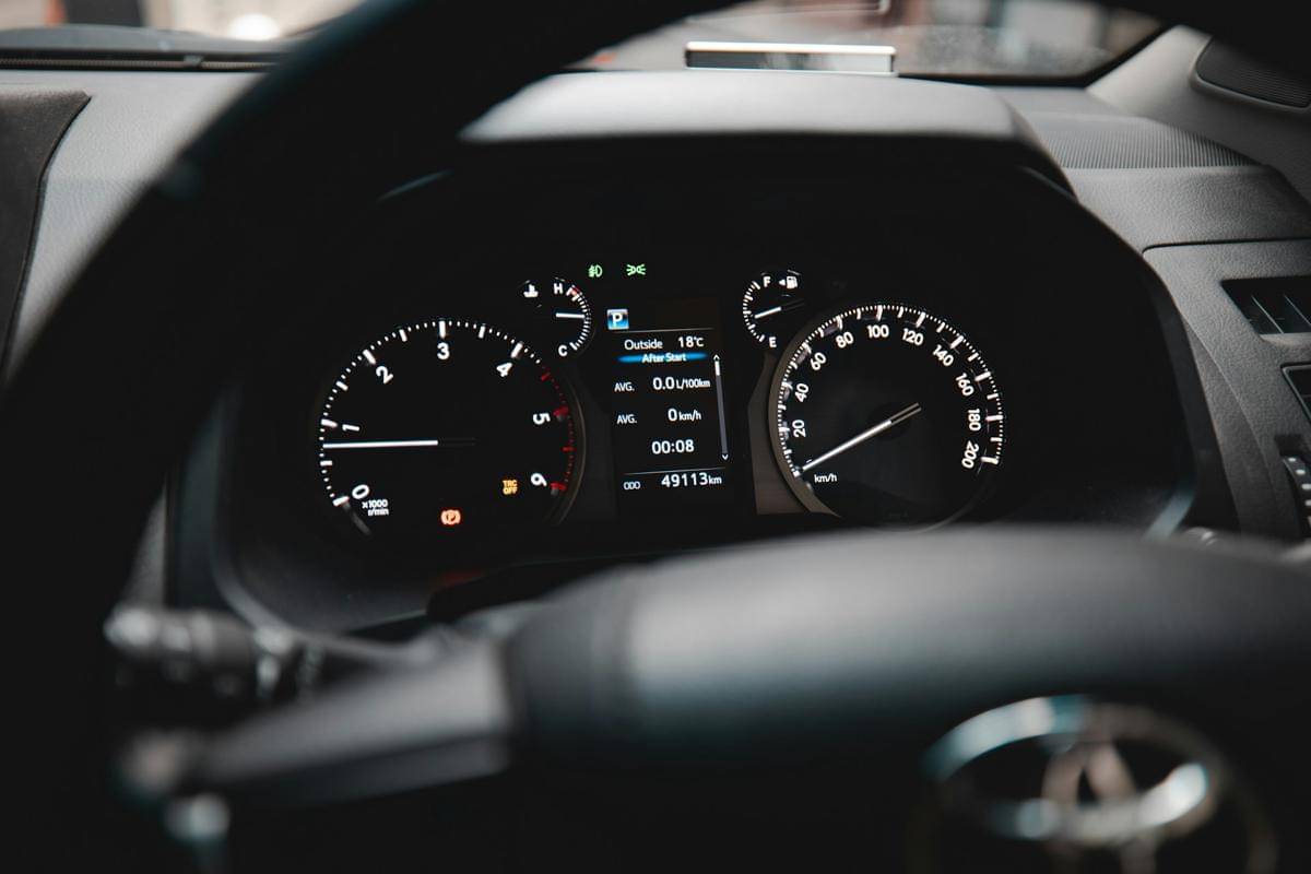 ilustrasi dashboard mobil (unsplash.com/yuhaimedia)