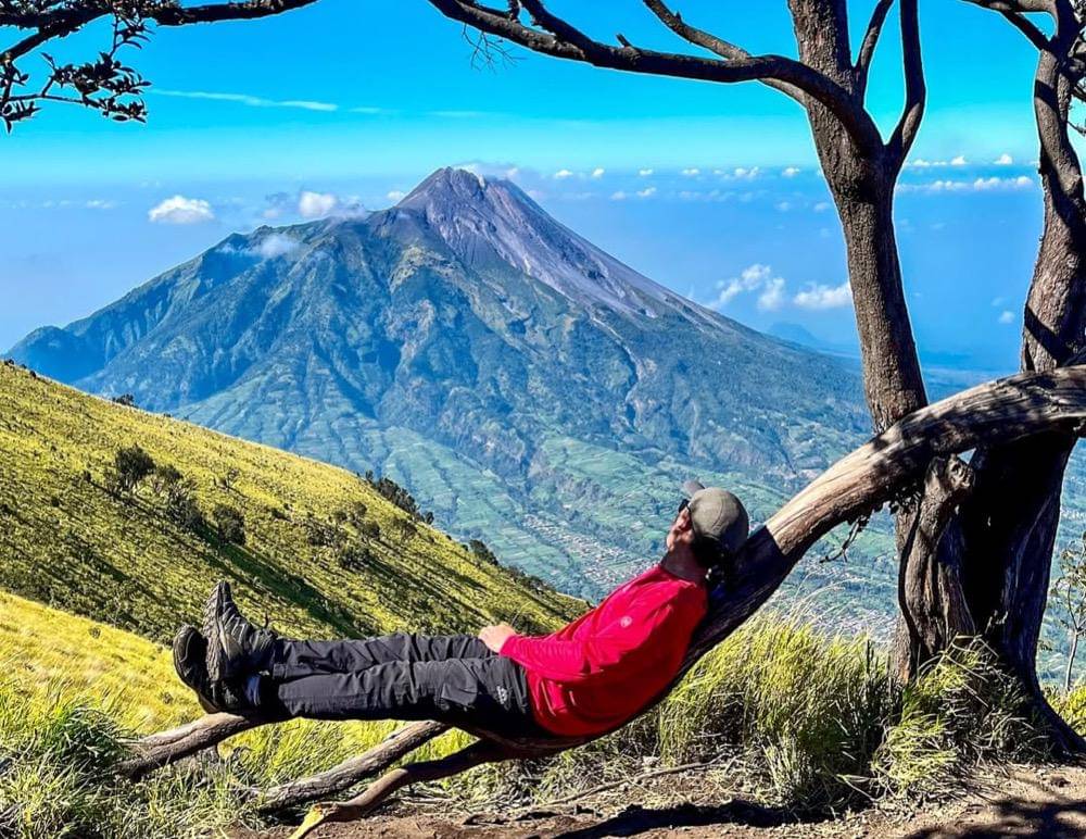 pendaki bersantai di jalur Gunung Merbabu (instagram.com/dawudeko)