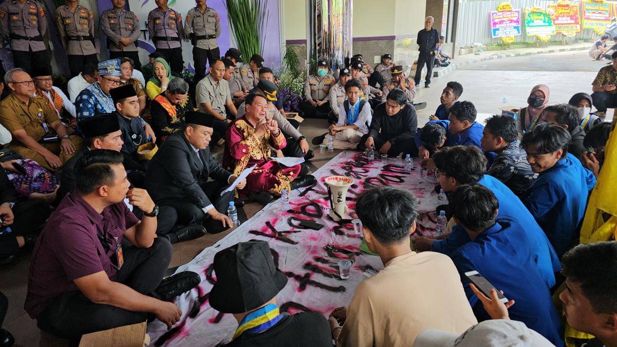Temui Massa Aksi, Bupati Tangerang Dengarkan Keluh Kesah Mahasiswa