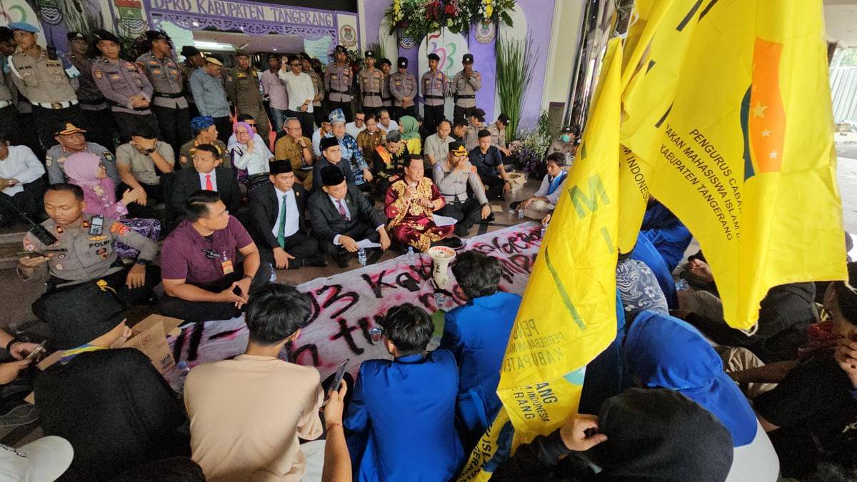 Temui Massa Aksi, Bupati Tangerang Dengarkan Keluh Kesah Mahasiswa