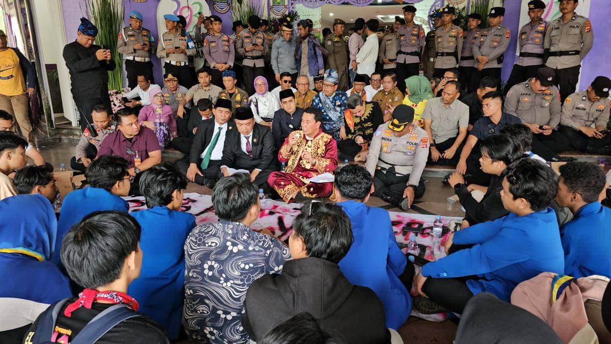 Temui Massa Aksi, Bupati Tangerang Dengarkan Keluh Kesah Mahasiswa