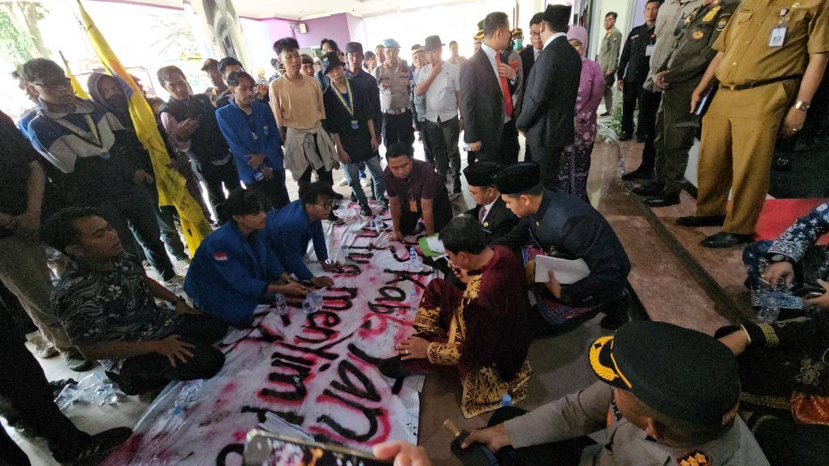 Temui Massa Aksi, Bupati Tangerang Dengarkan Keluh Kesah Mahasiswa