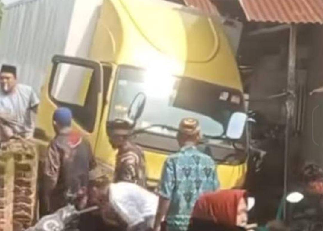 Truk canter tabrak rumah dan 4 warga di Jalan Poros Pendopo-Tebing Tinggi. (Dok. Istimewa)