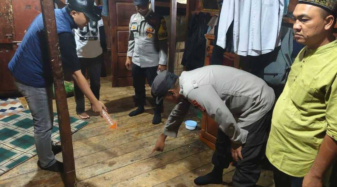 Polisi melakukan olah TKP santri yang nekad gantung diri. (Dok. Polres Muara Enim)