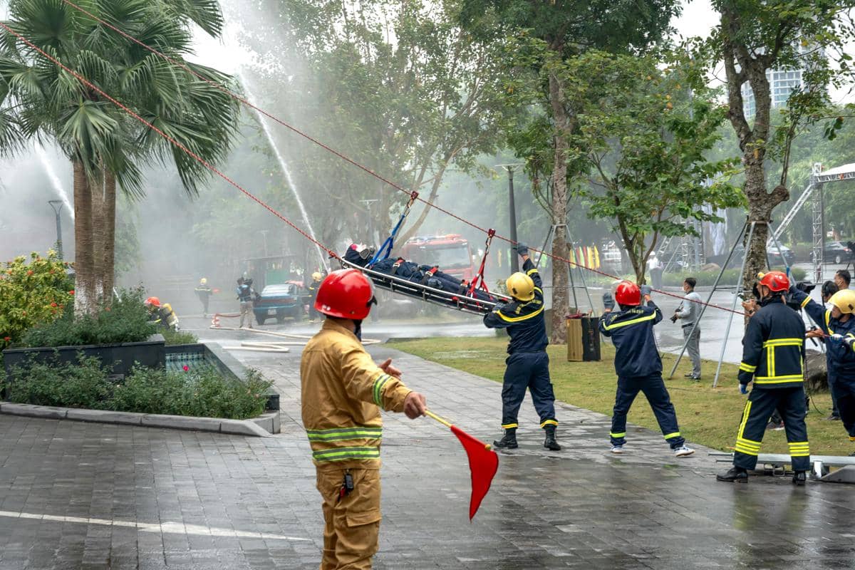 Ilustrasi proses evakuasi korban kebakaran.