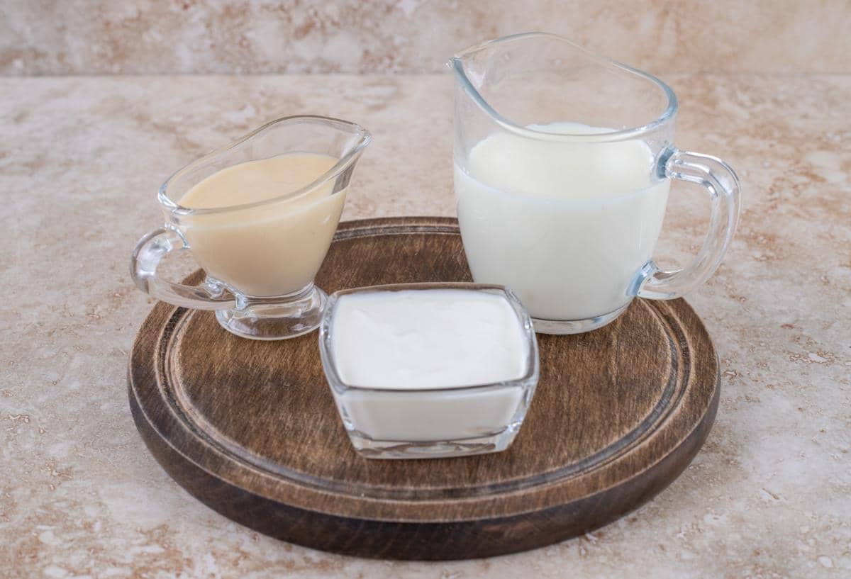 Susu evaporasi dan santan untuk membuat soto Betawi 