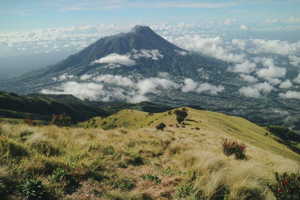 Gunung Merbabu terletak di tiga kabupaten yang berbeda