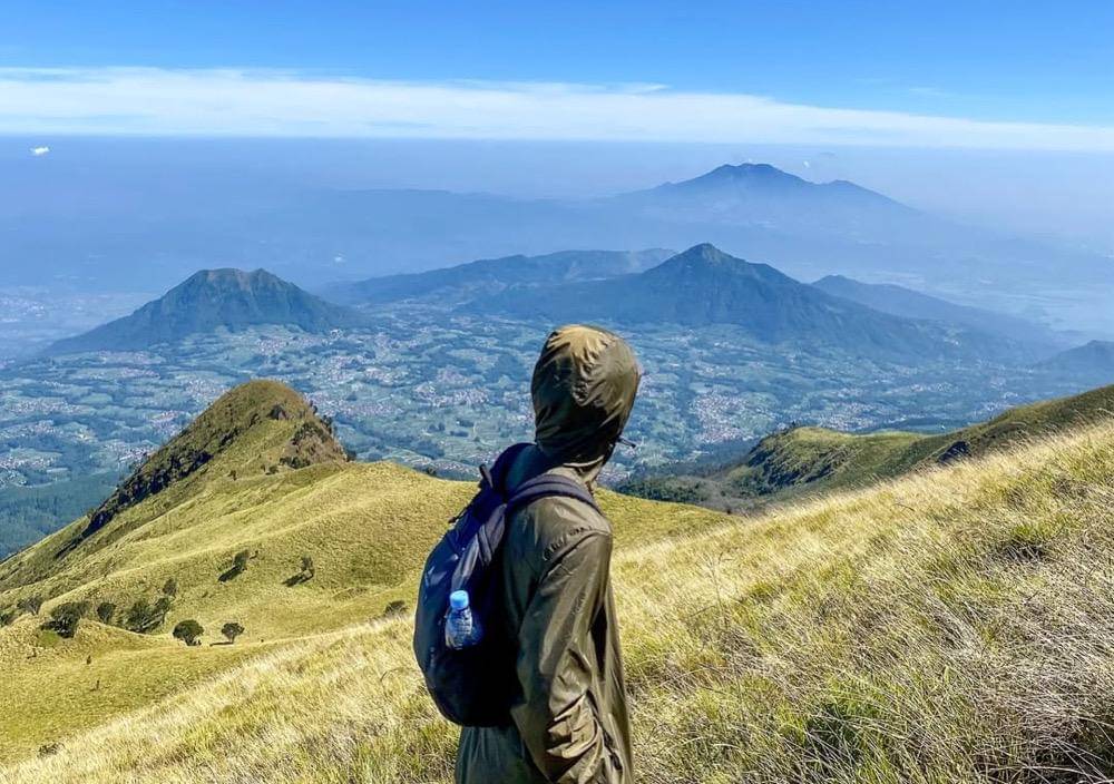 pendaki sedang menikmati pemandangan di Gunung Merbabu (instagram.com/dawudeko)