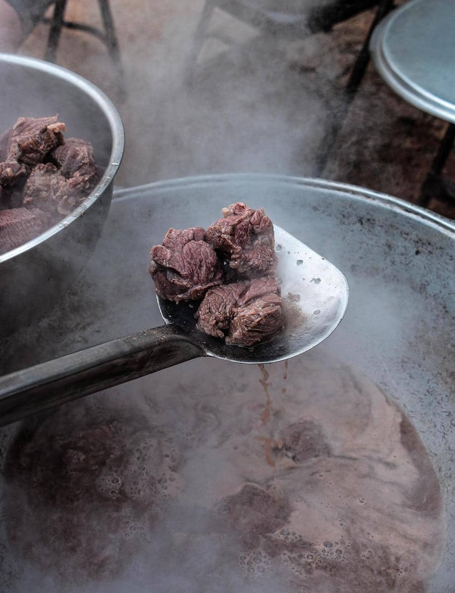 Merebus daging sapi