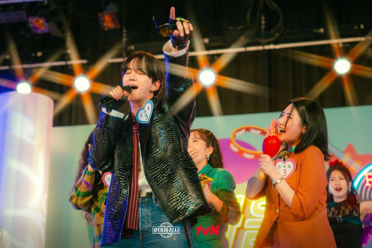 cuplikan drama Typhoon Family