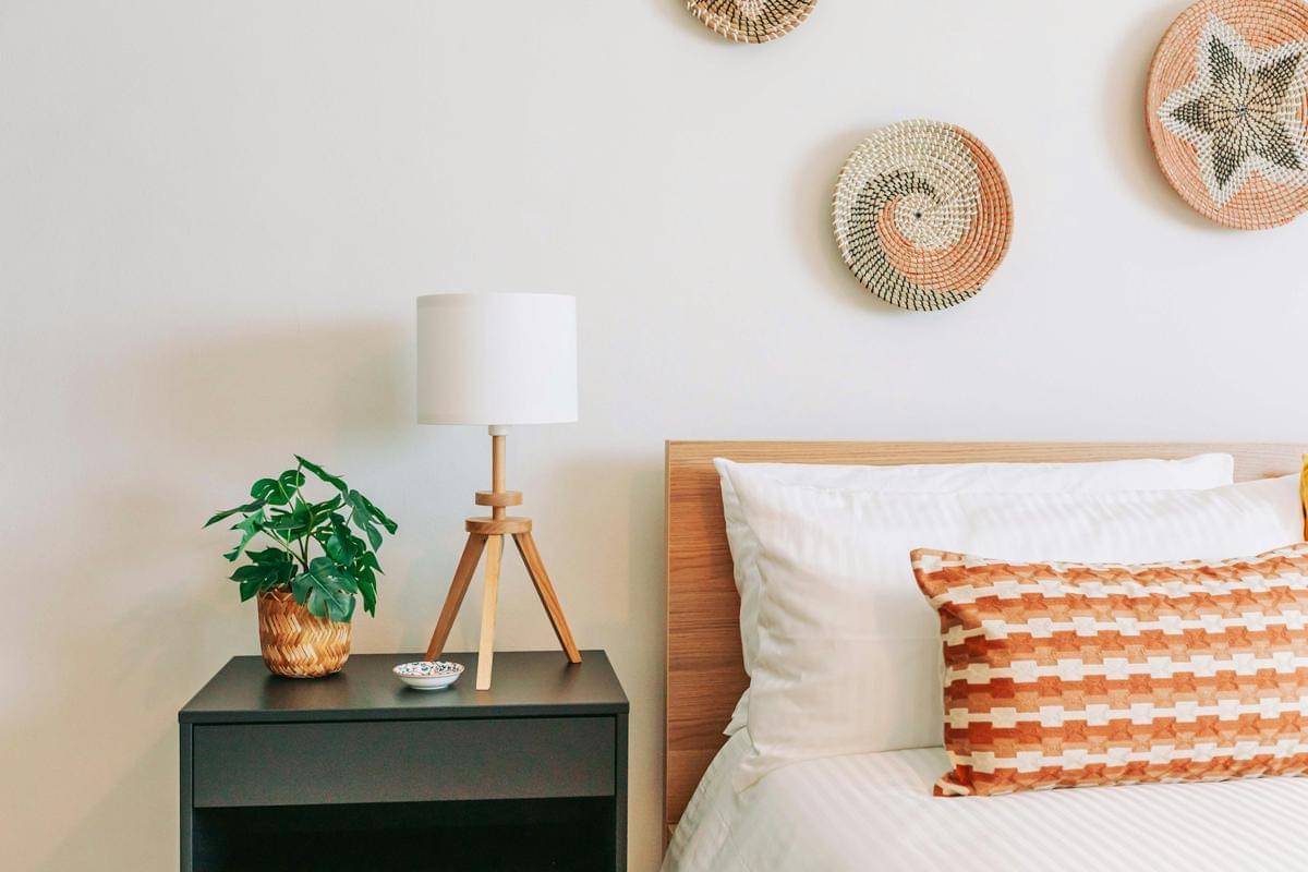 Tanaman hias di atas meja kamar tidur