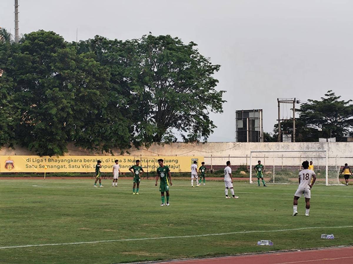 Uji coba Nusantara Lampung FC vs Sriwijaya FC di Stadion Pahoman. (IDN Times/Muhaimin)