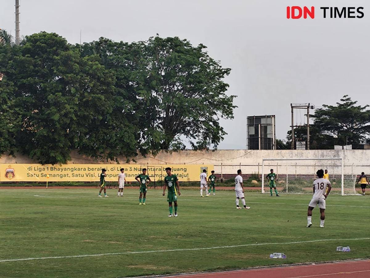 Uji coba Nusantara Lampung FC vs Sriwijaya FC di Stadion Pahoman. (IDN Times/Muhaimin)