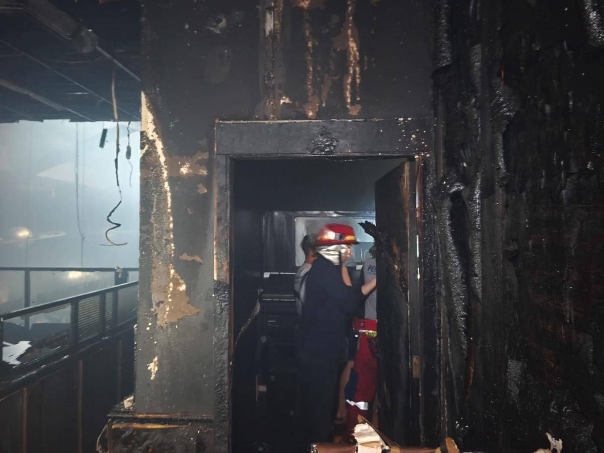 Suasana ruangan VIP di Radar Space yang terbakar. (IDN Times/DamkarBalam)