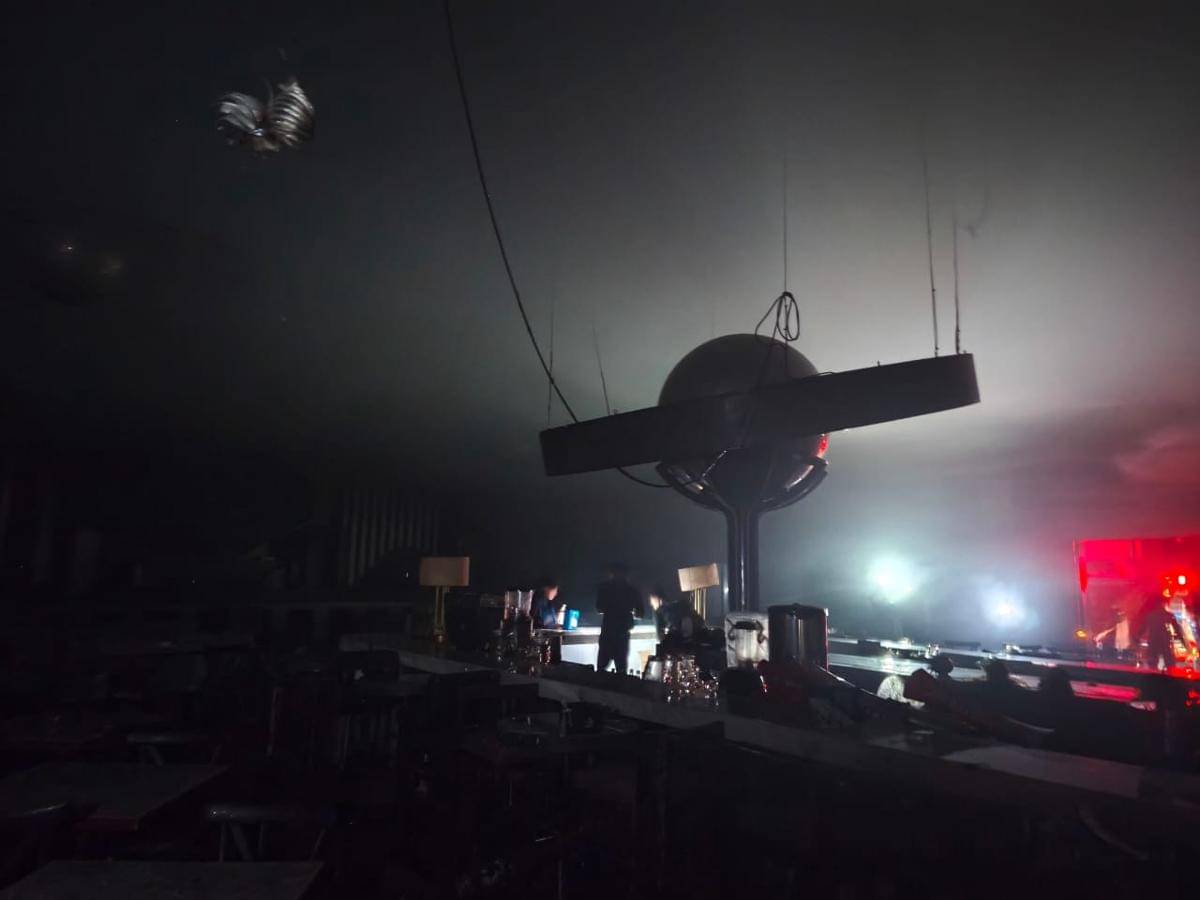 Suasana ruangan VIP di Radar Space yang terbakar. (IDN Times/DamkarBalam)