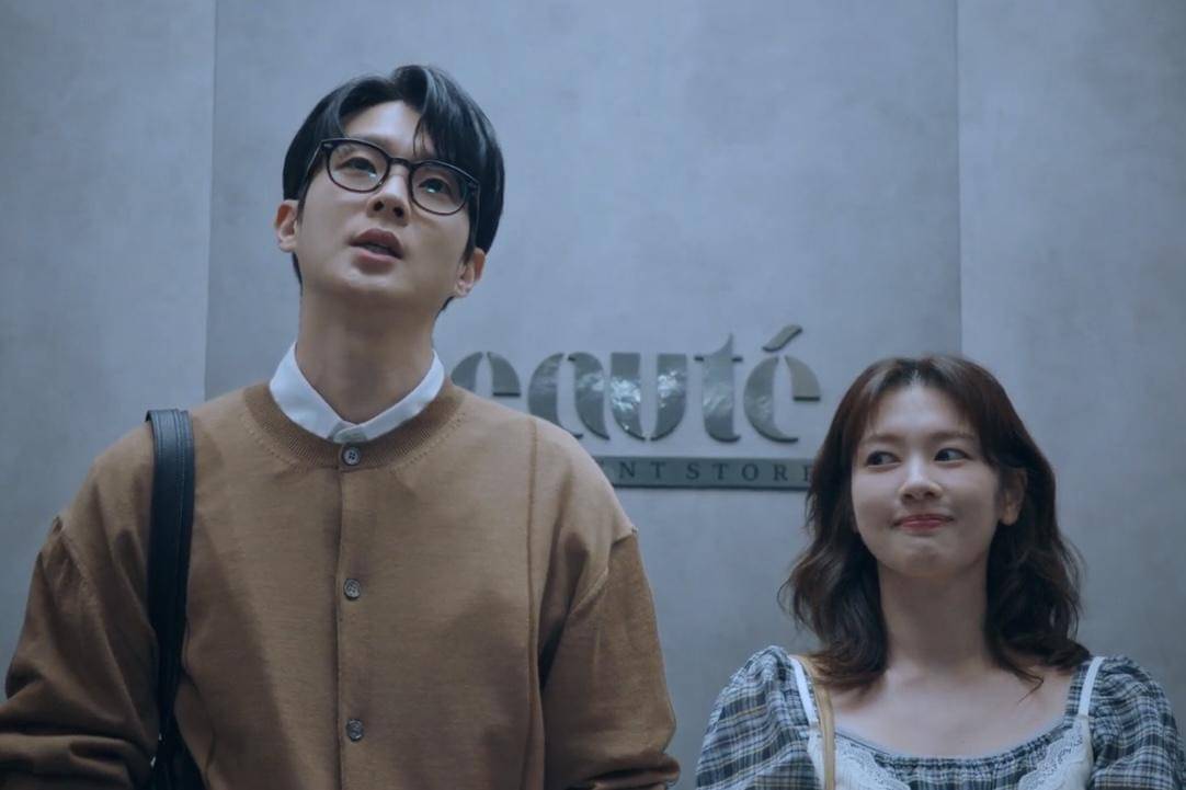 Kim Woo Ju (Choi Woo Shik) dan Yoo Merry (Jung So Min) dalam drakor Would You Marry Me