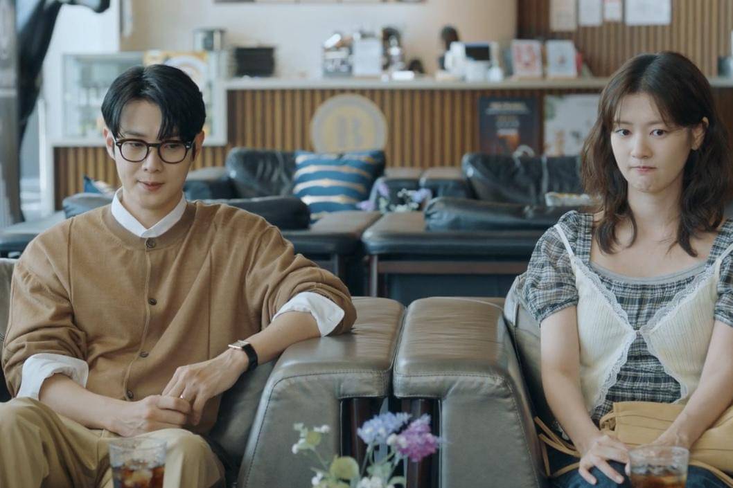 Kim Woo Ju (Choi Woo Shik) dan Yoo Merry (Jung So Min) dalam drakor Would You Marry Me