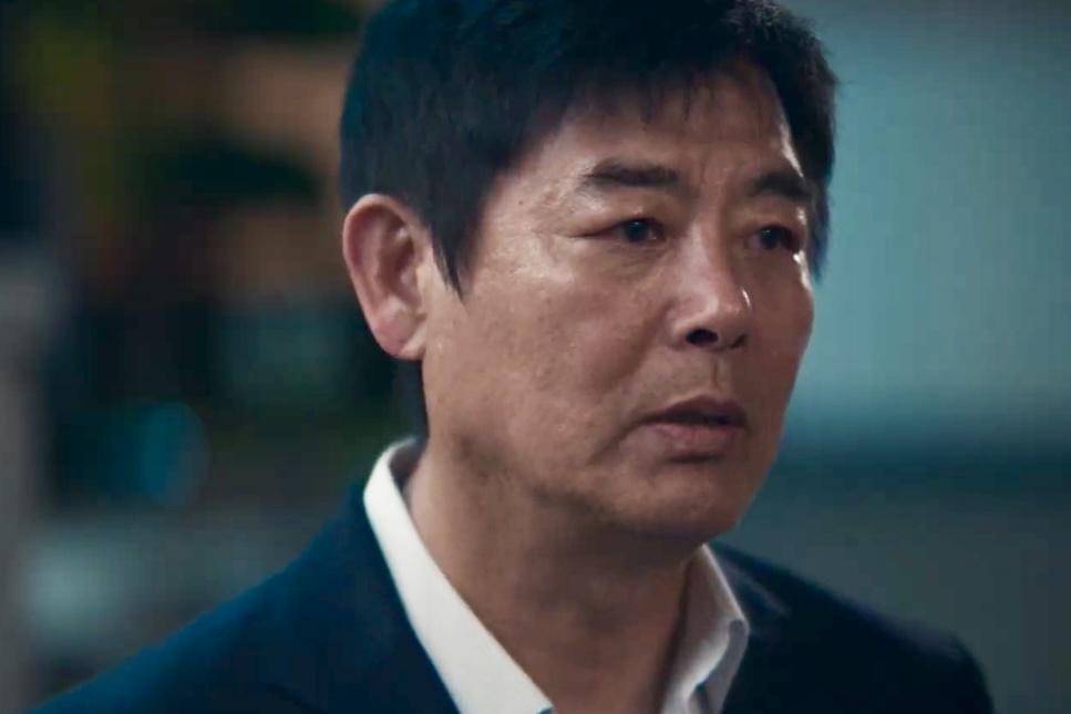 Kang Jin Young (Sung Dong Il) dalam drakor Typhoon Family