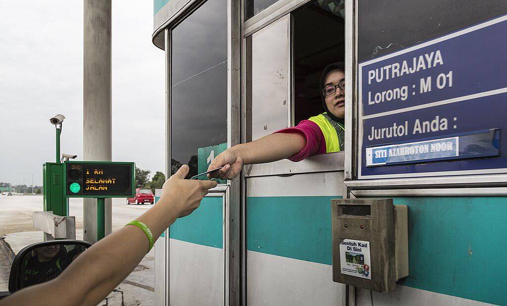 potret membayar tol (commons.wikimedia.org/CEphoto, Uwe Aranas)