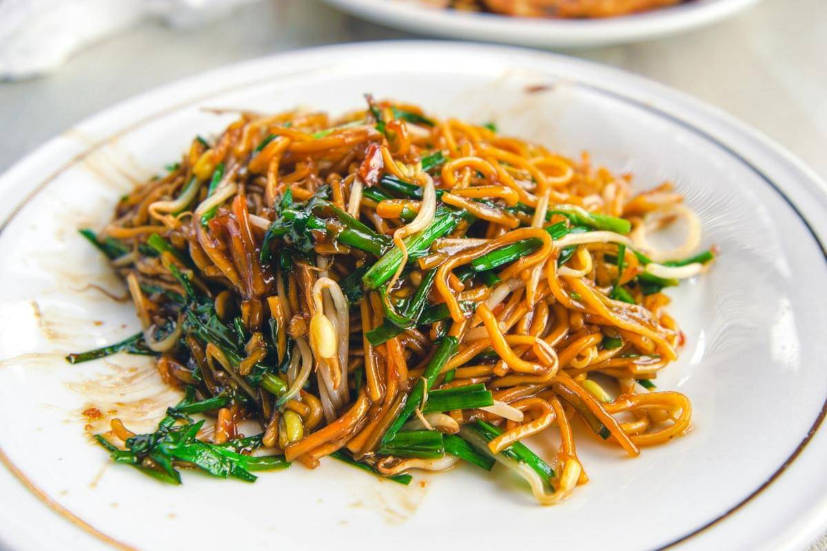 ilustrasi spicy chicken chow mein ala Chinese resto
