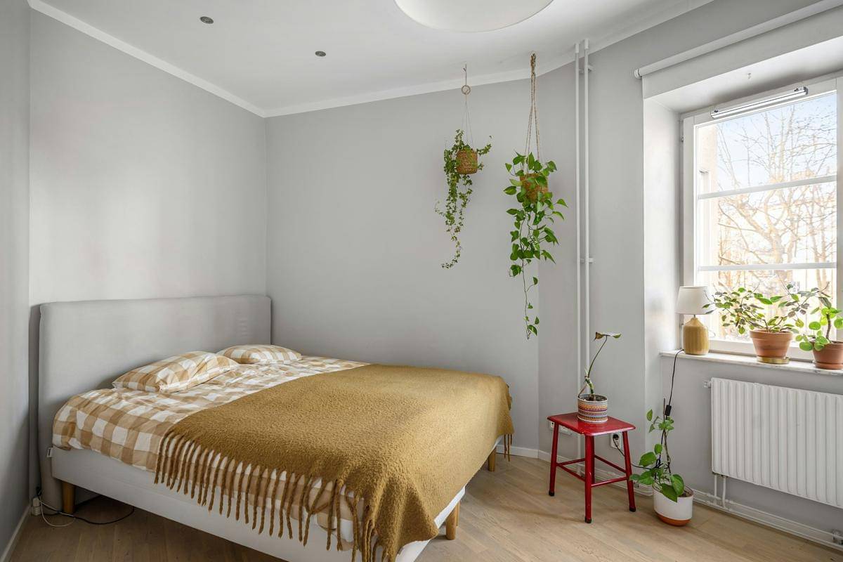 Kamar tidur dengan ranjang dan jendela
