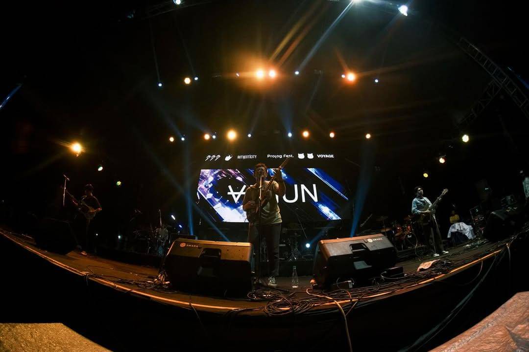 Grup musik asal Makassar, Visiun, saat tampil di Prolog Fest 2024 yang berlangsung di Pantai Akkarena. (Dok. Prolog Fest)