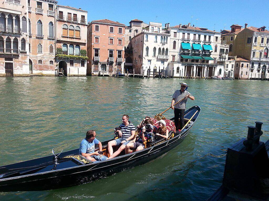ilustrasi naik gondola di Venesia, Italia