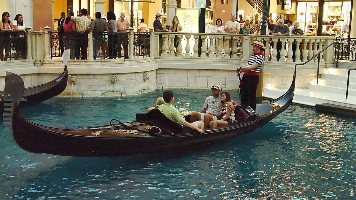 ilustrasi naik gondola di Venesia, Italia