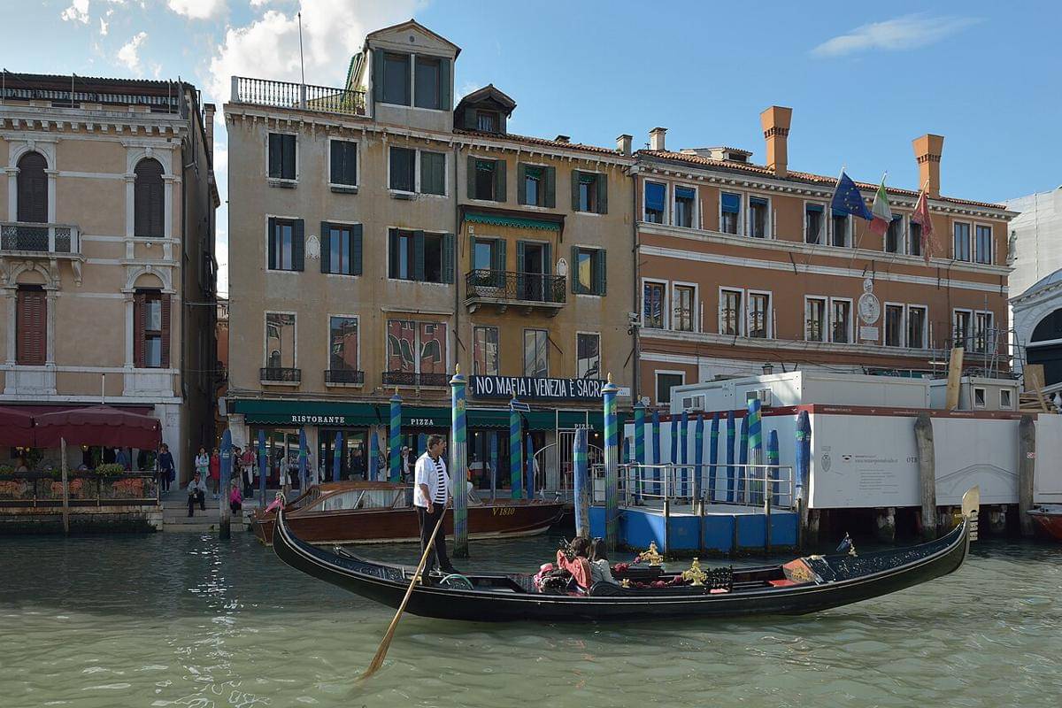 ilustrasi naik gondola di Venesia, Italia