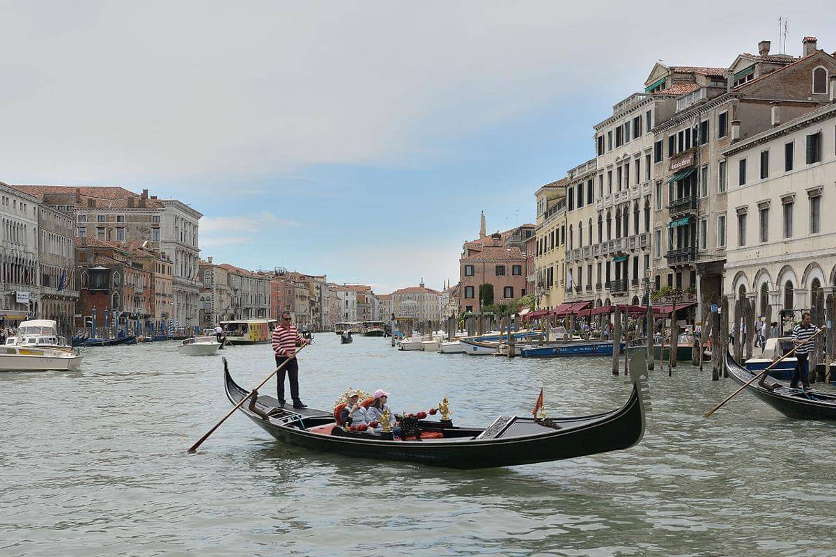 ilustrasi naik gondola di Venesia, Italia