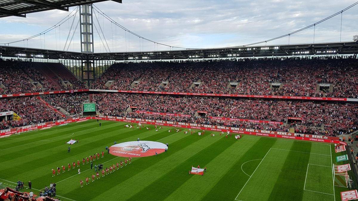 Pendukung FC Koeln memenuhi stadion. 