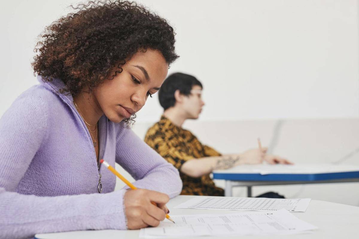 ilustrasi mengerjakan ujian sekolah (pexels.com/Andy Barbour)
