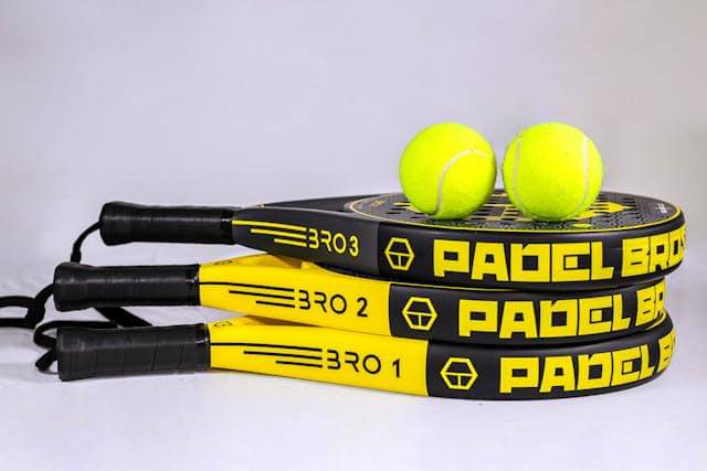 ilustrasi pria bermain padel
