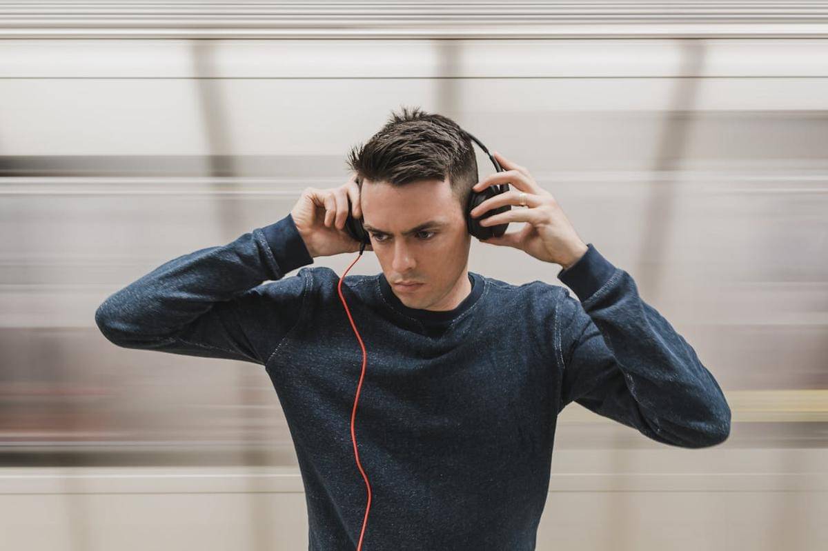 ilustrasi pria mendengarkan musik (pexels.com/Burst)