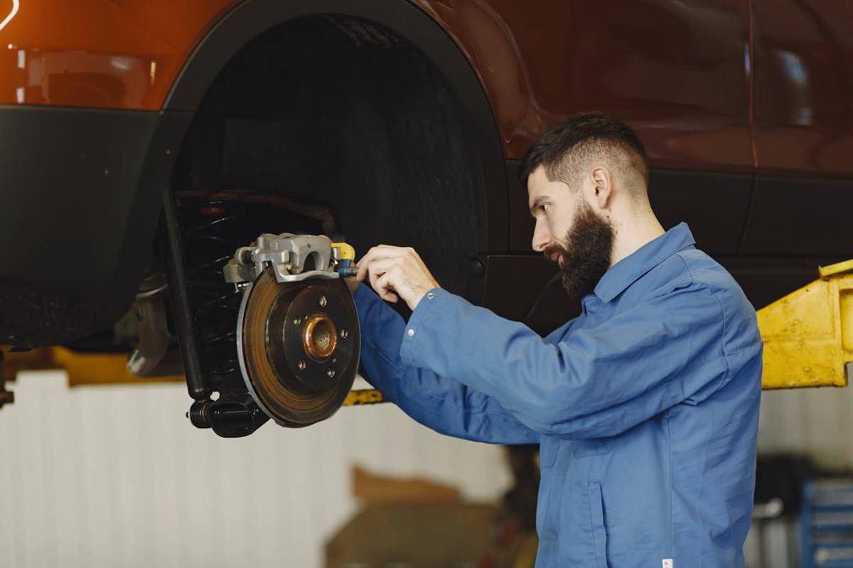 ilustrasi servis rem mobil