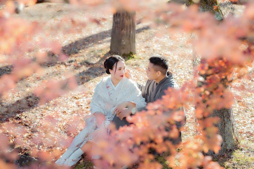 ilustrasi honeymoon di jepang saat musim gugur
