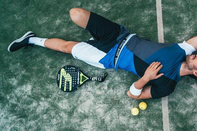 ilustrasi pria bermain padel