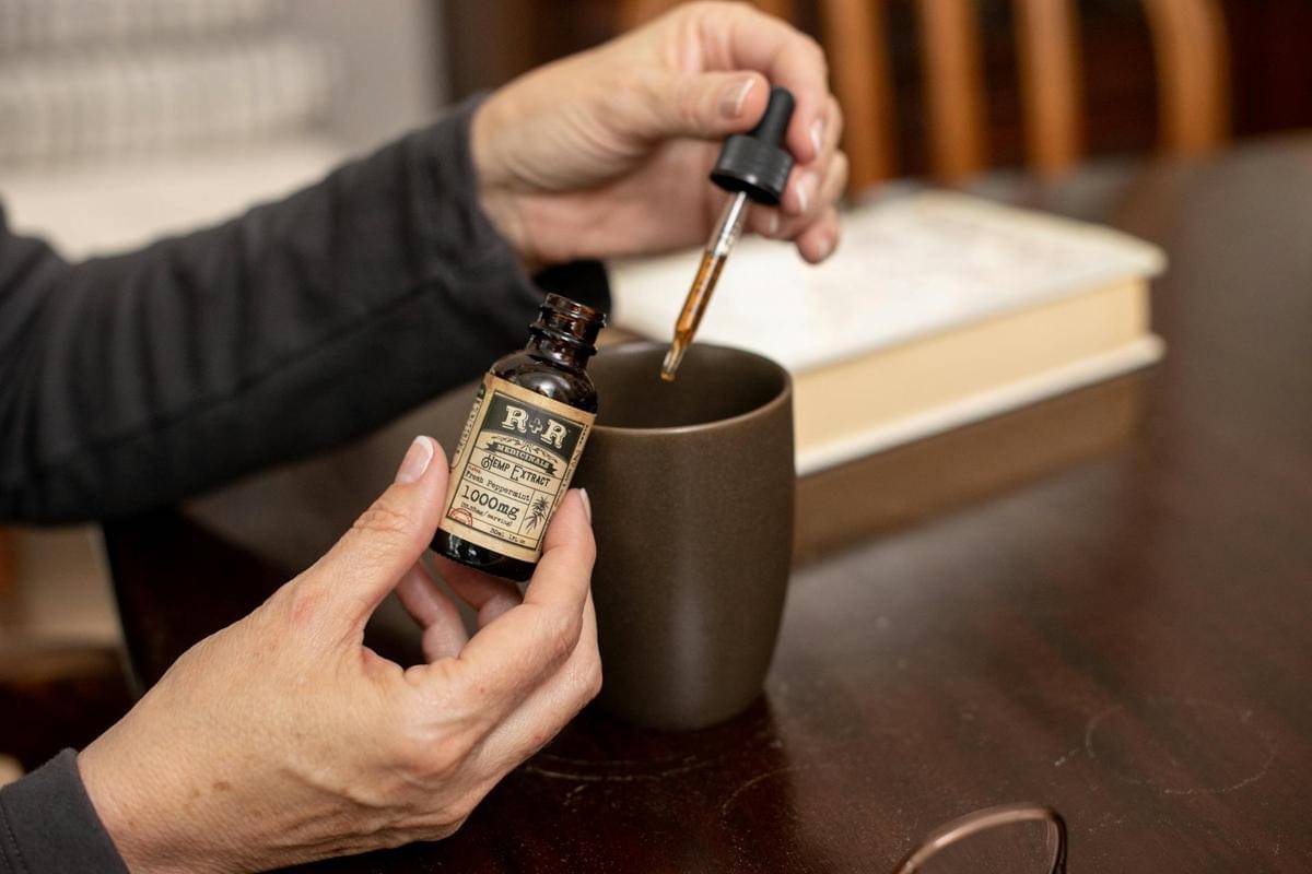 Mencampur obat dengan makanan atau minuman lain dengan rasa manis bisa mengurangi sensasi pahit pada obat.